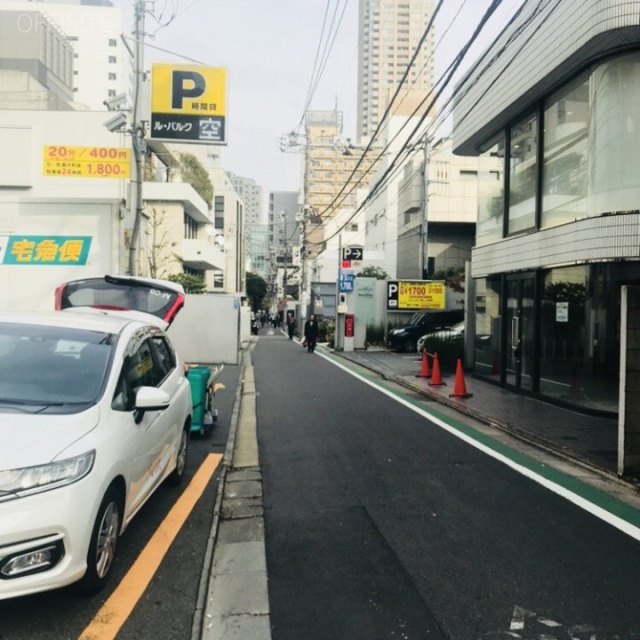 アヌシー青山 ビル前面道路