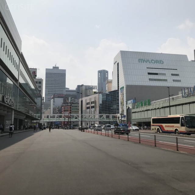 JR新宿ミライナタワー ビル前面道路