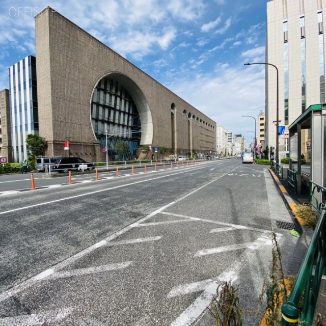 トーシン信濃町駅前ビル ビル前面道路