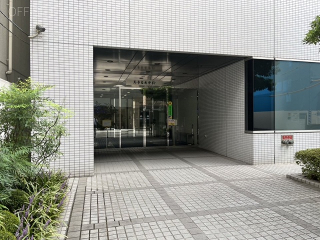 馬事畜産会館 エントランス