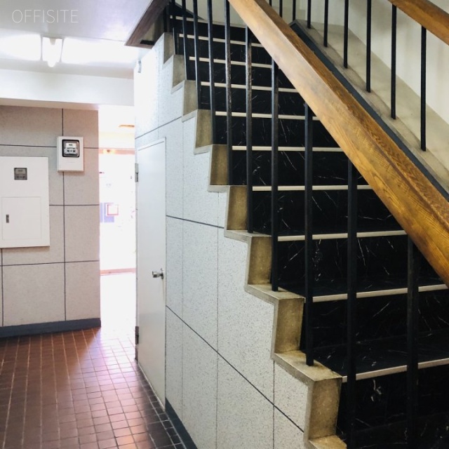 静山(セイザン)ビル エントランス