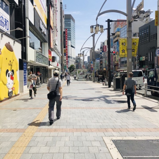 上野シルクビル ビル前面道路