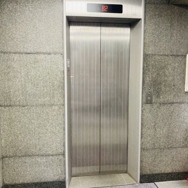 スタッフハウスビル エレベーター