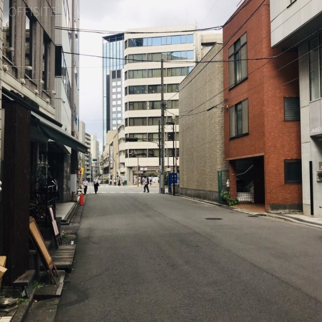 幸保ビル ビル前面道路