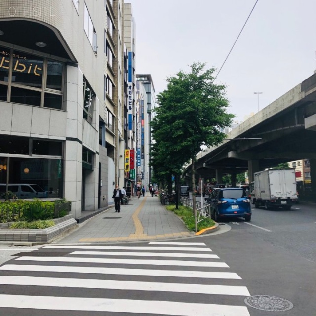 ラウンドクロス秋葉原 前面は昭和通り