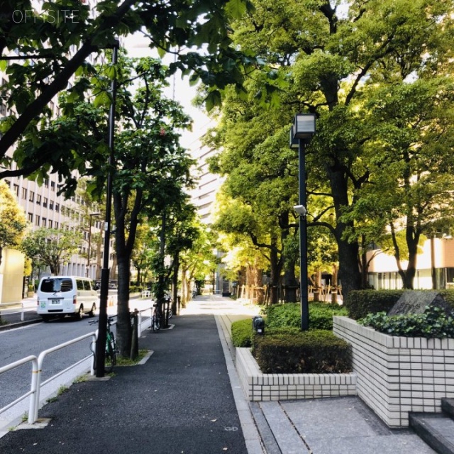 尚友会館 ビル前面道路