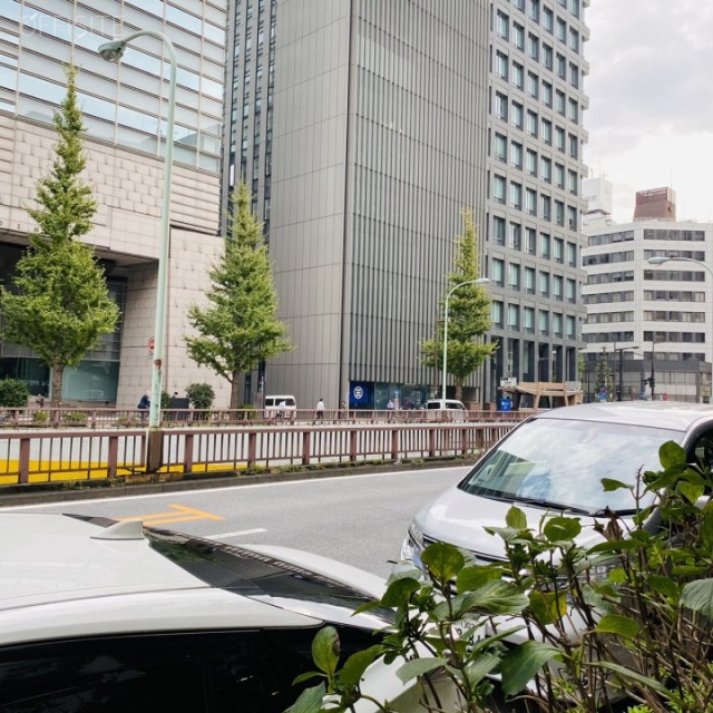 カクトビル宝町 前面は昭和通り