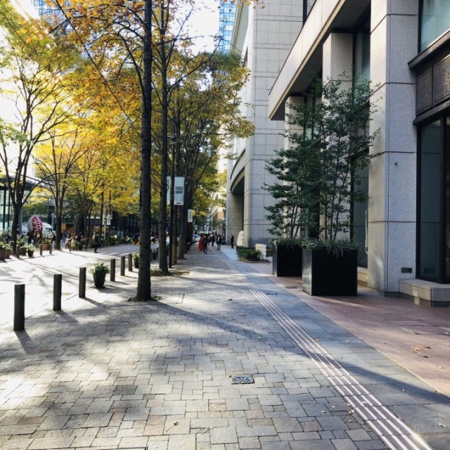 丸の内郵船ビル(1階:サービスオフィス) ビル前面道路