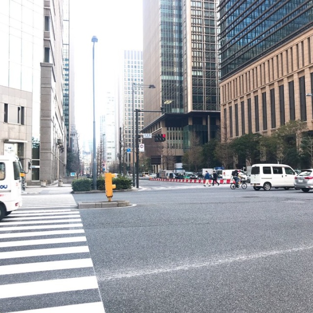大手町ファーストスクエアイーストタワー ビル前面道路