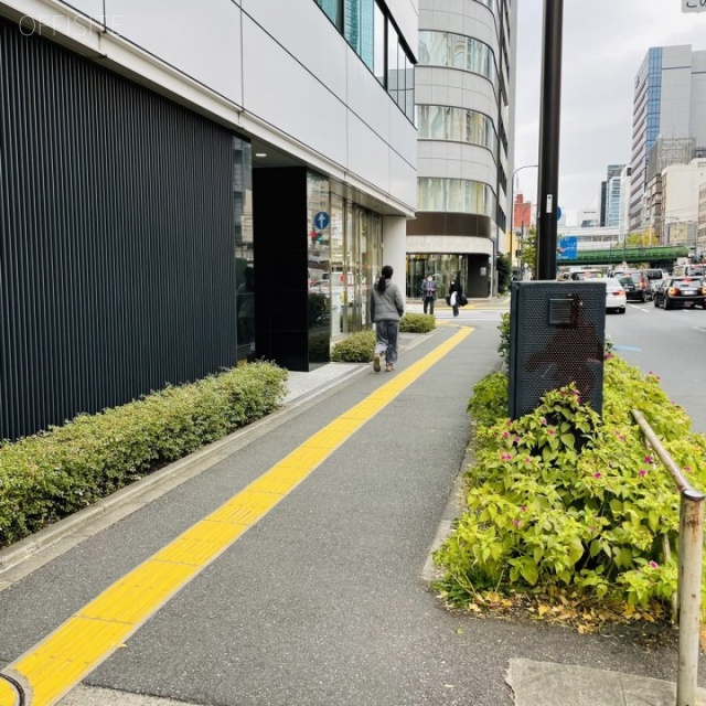 YMG新橋ビル ビル前面道路