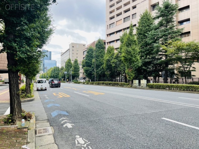 利根川第2ビル 前面に本郷通り