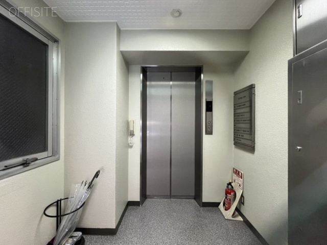 鶯ビル エントランス