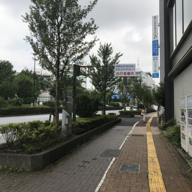 グラスシティ後楽 ビル前面道路