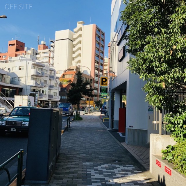 ウェスレーセンター ビル前面道路