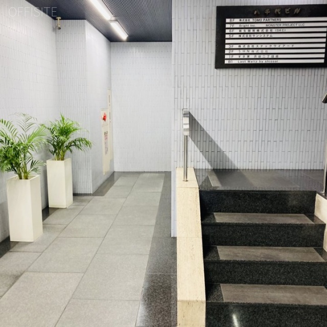 八千代ビル エントランス