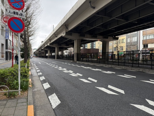 晴花ビル 前面に昭和通り