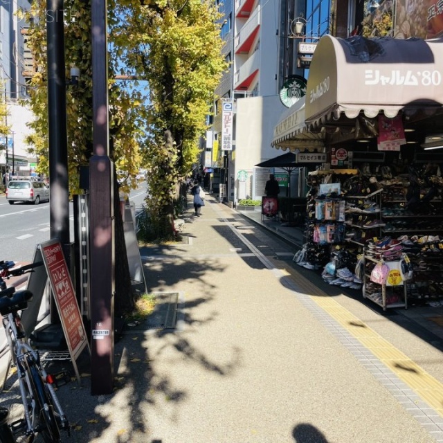 明和本郷ビル 前面歩道