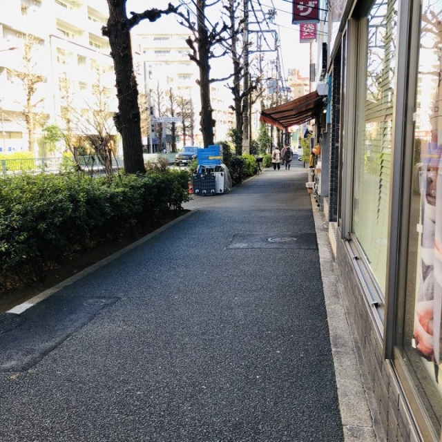 シロービル 前面歩道