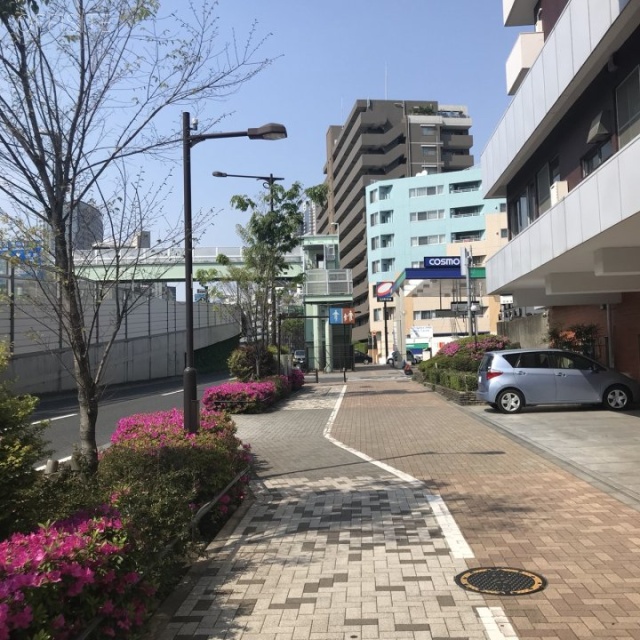 大永初台マンション ビル前面道路