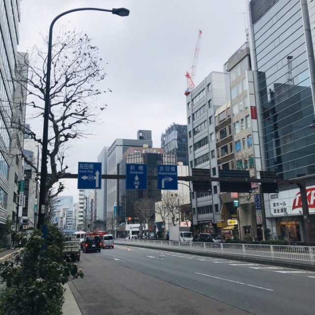 虎ノ門実業会館(本館) ビル前面道路