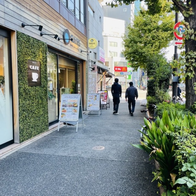 神田中沢ビル 前面歩道