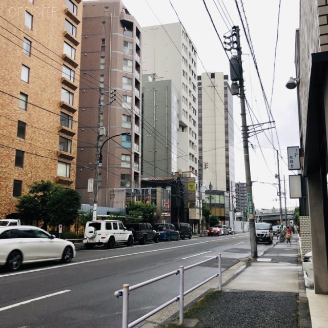 テロワール南青山 ビル前面道路