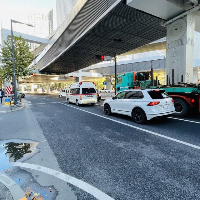 VORT六本木一丁目 前面に六本木通り