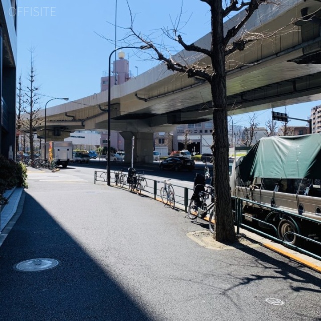 五反田テックワンビル ビル前面道路