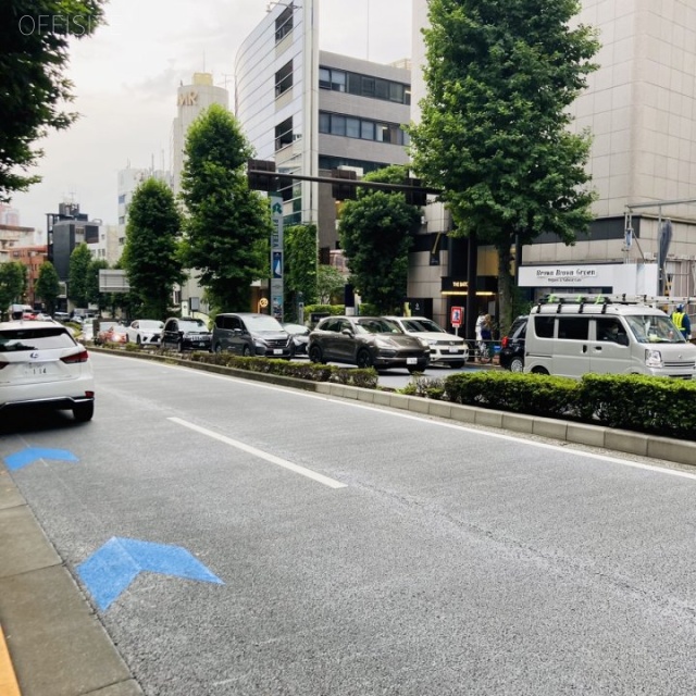 VORT外苑前Ⅱ 前面に外苑西通り