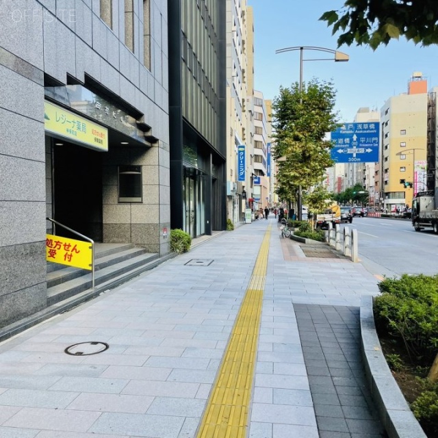 ACN神保町ビル 前面歩道