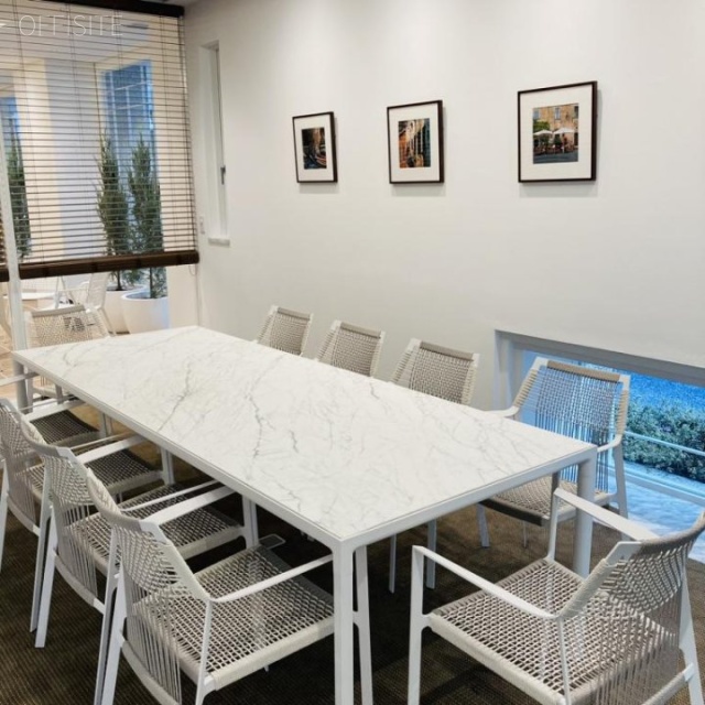 神田岩本町プラザビル エントランス内の打合せスペース