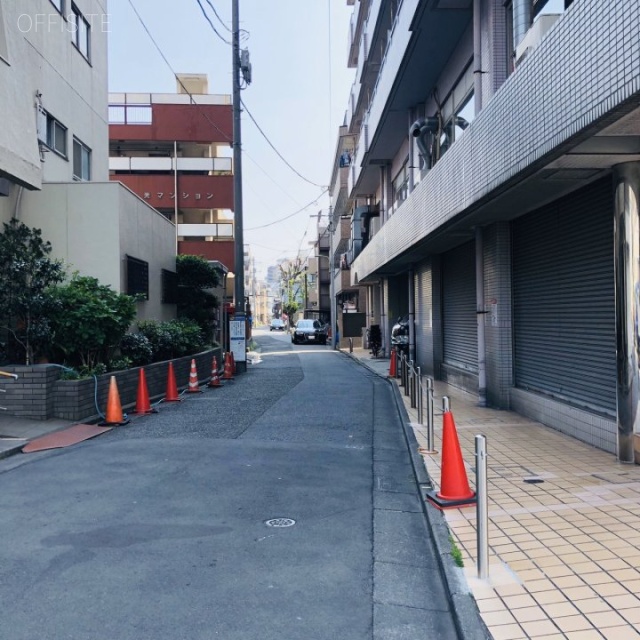 セブンストーリービル ビル前面道路