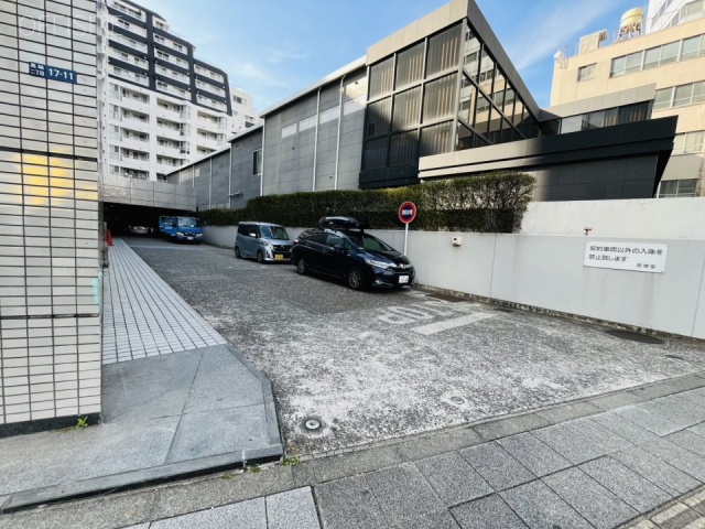 オーク高輪ビル 駐車場入口