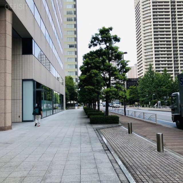 リバージュ品川オフィスタワー ビル前面道路