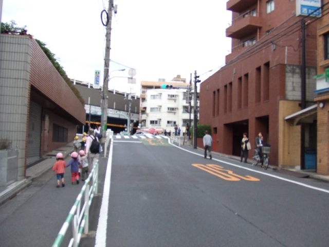 オークハウス ビル前面道路