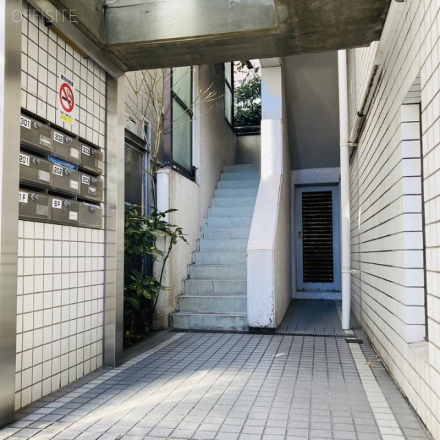 日産研会館 エントランス