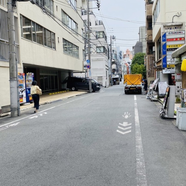 日産ビル ビル前面道路