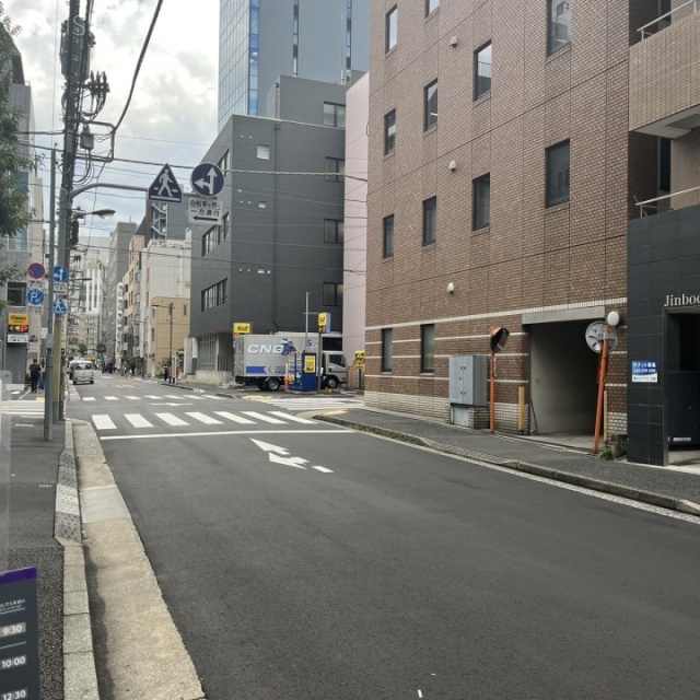 神保町フロント 前面道路