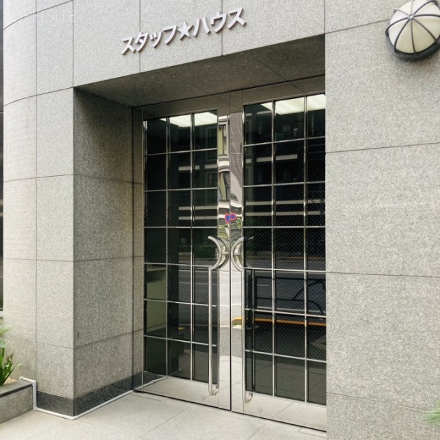 スタッフハウスビル オフィスビル出入口