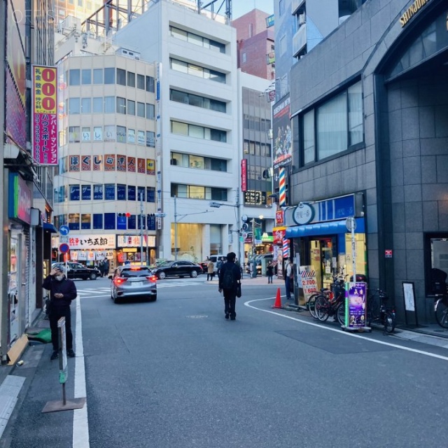 ニッカビル ビル前面道路