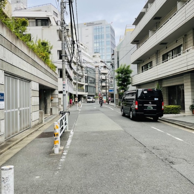 NESビル ビル前面道路