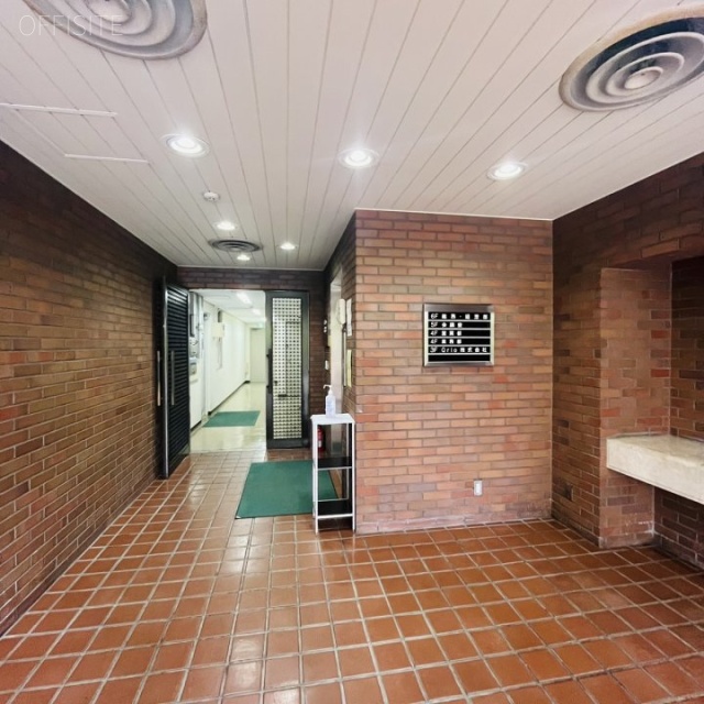 東新産業ビル エントランス