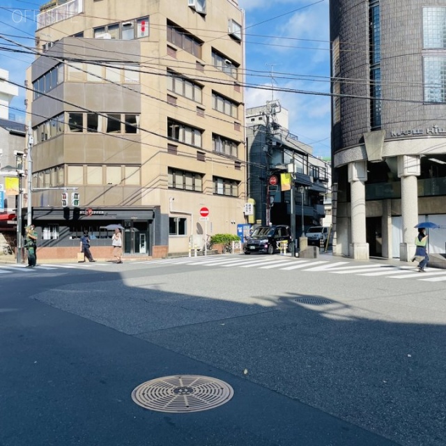 メイプルヒルズ千駄ヶ谷 ビル前面道路