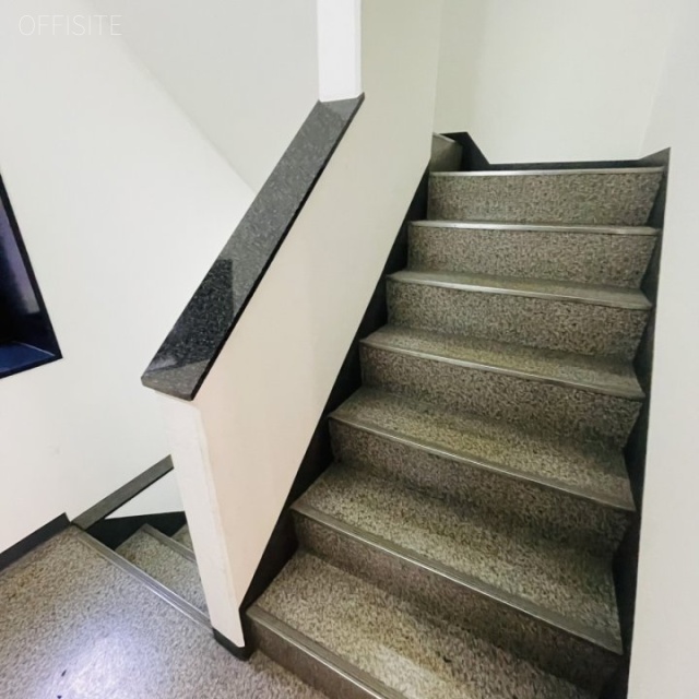 ユシマレミエビル 階段