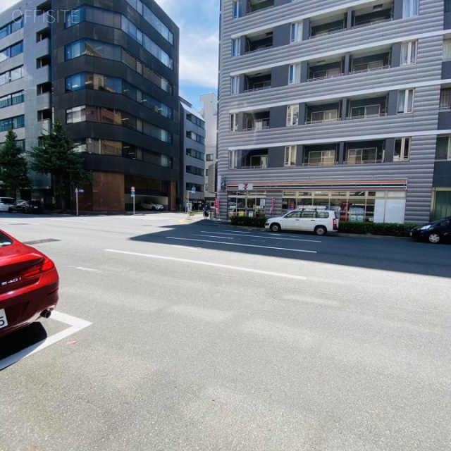 秋山ビル ビル前面道路