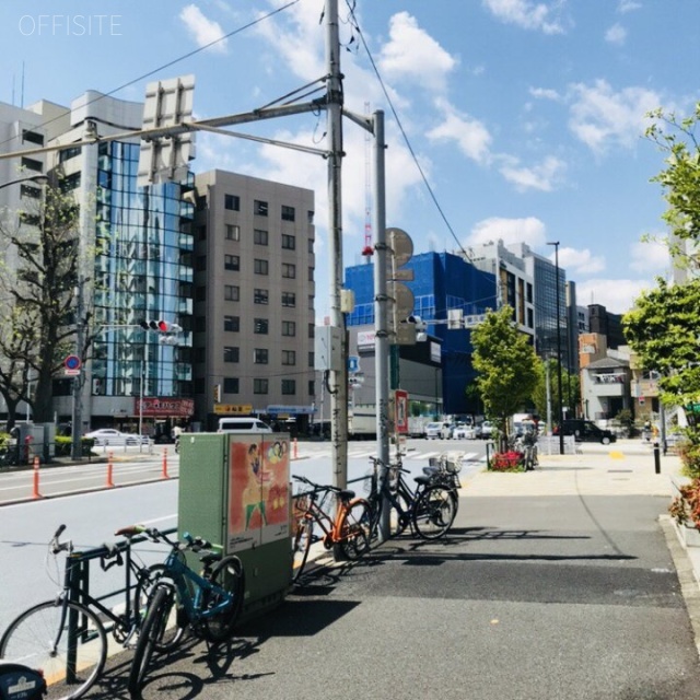 シャトレ市ヶ谷 前面は靖国通り