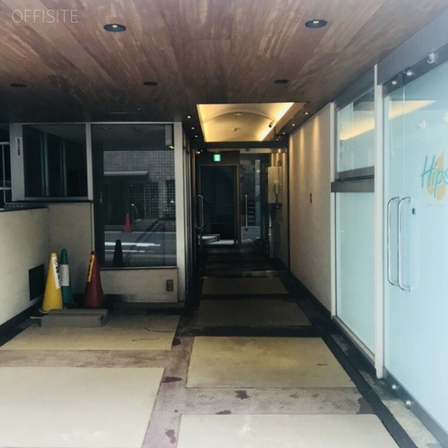 青山アイビスビル エントランス