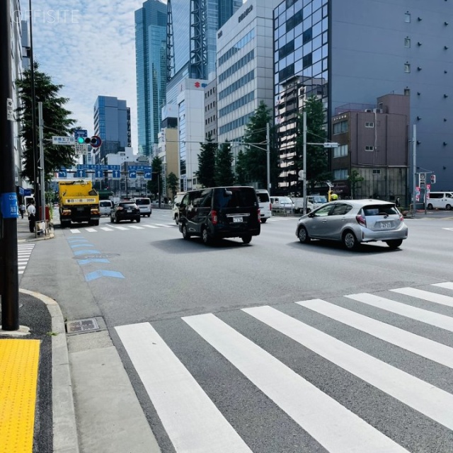 新橋ユタカビル ビル前面道路
