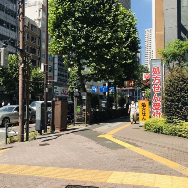 虎ノ門ビルディング ビル前面道路