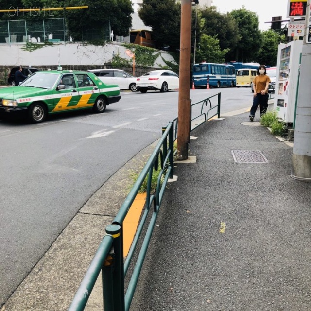 ランドコム麻布台 ビル前面道路